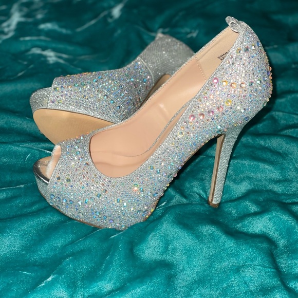 NEW Silver Heels with iridescent gems. Dream Pair size 5 1/2 - Picture 2 of 11